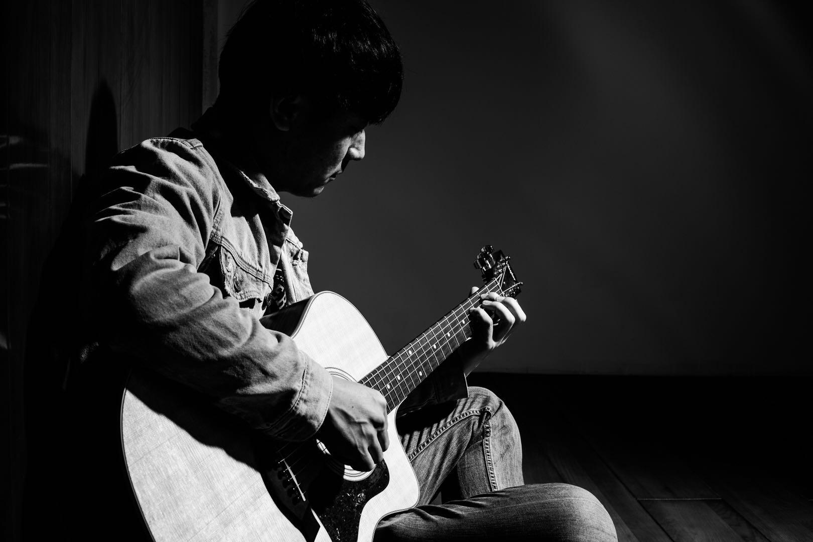 独立音乐人梵墨,在2006年,他组建乐队并开始创作歌曲,2014年发行第一