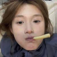 那天我看着你的眼睛  以为你不会离开我