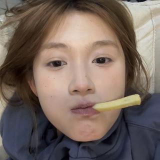 那天我看着你的眼睛  以为你不会离开我