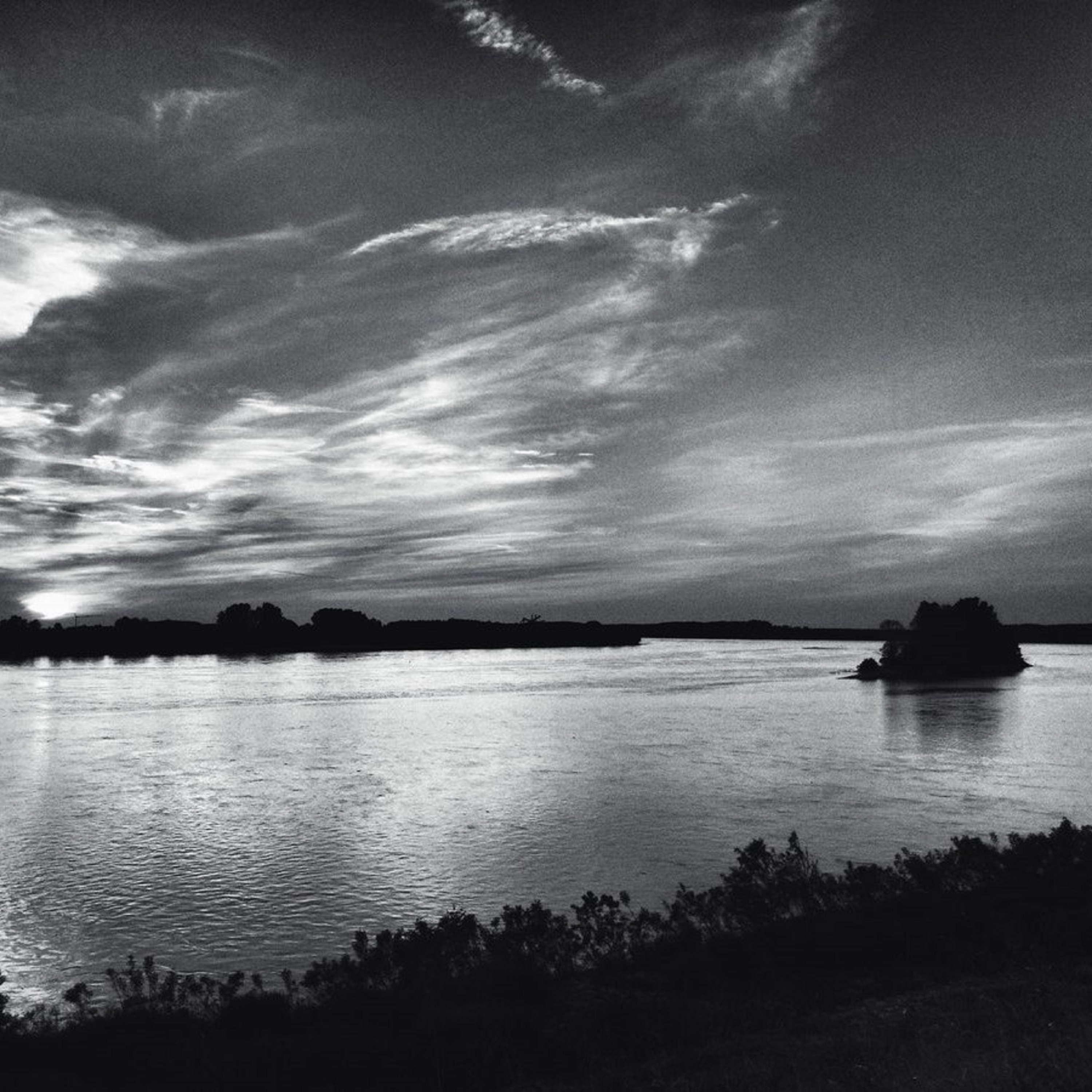 Un grande fiume, al tramonto