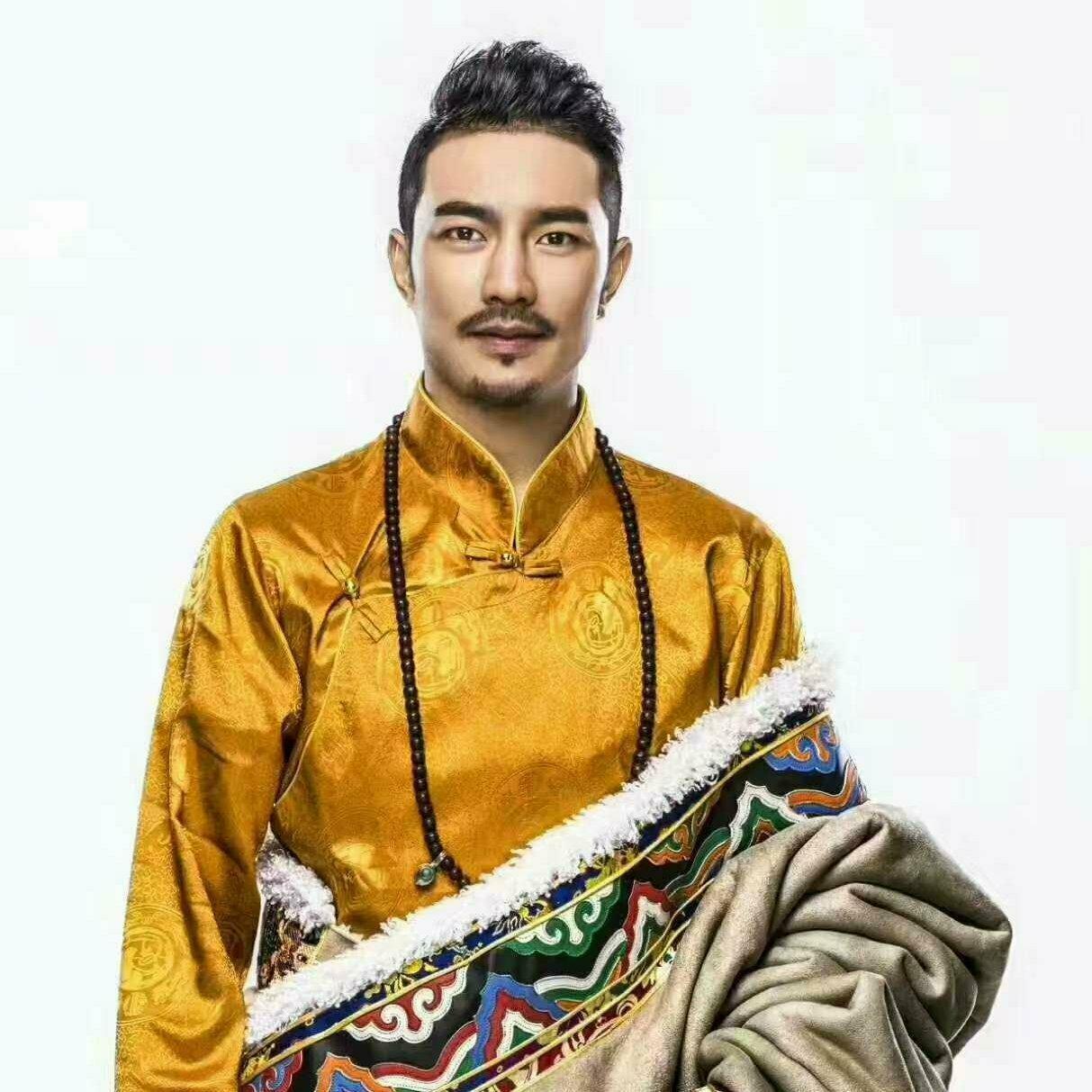 丨冈尖巴丨穿着藏袍的男人