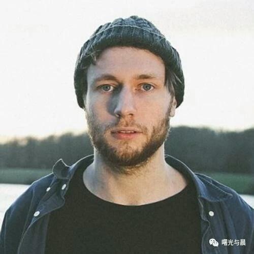 今天向大家介绍的是来自英国的歌手novo amor,他的真名其实叫