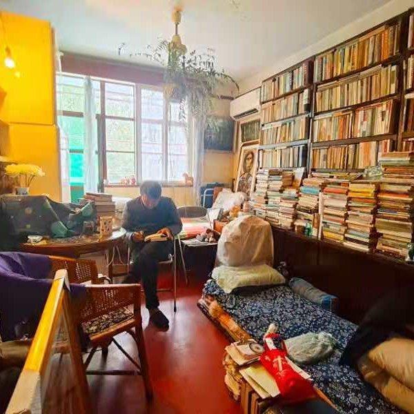 孩子清晨品尝古典等风格音乐的标志性