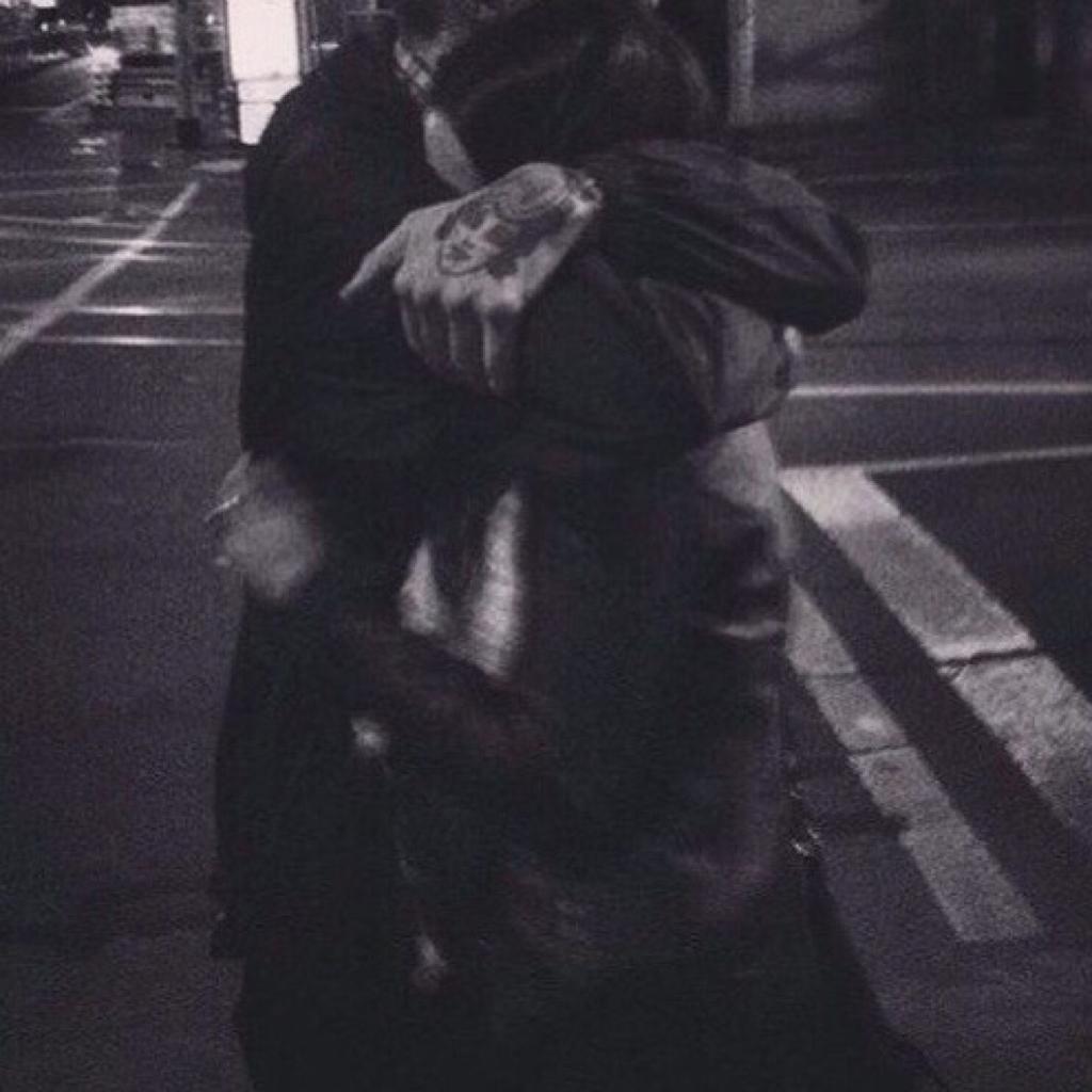 Я всегда буду рядом. Стих про маму берегите матерей. Цените близких пока они. Пока рядом нет ее. Цените людей пока они рядом.