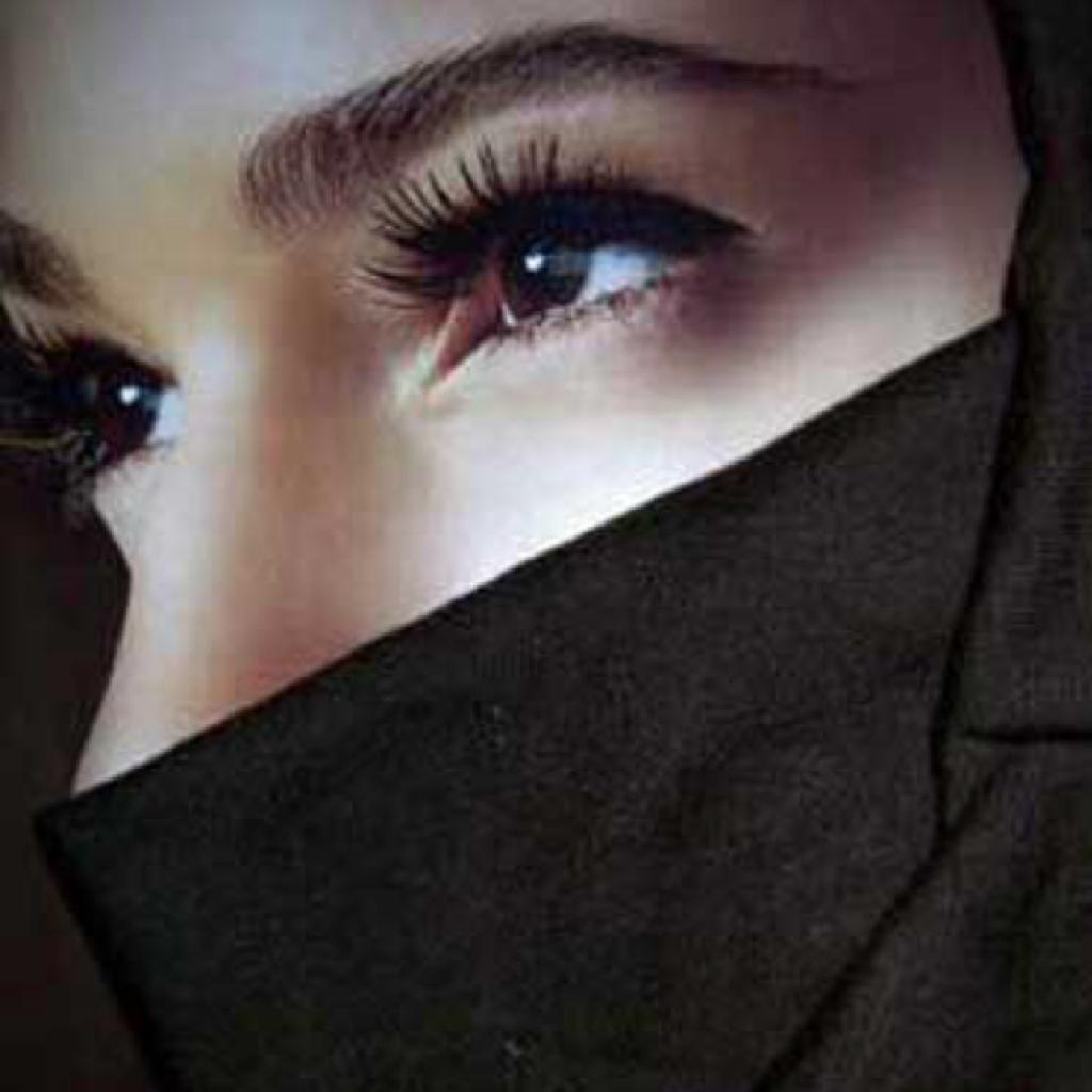 Красивые глаза девушки в хиджабе