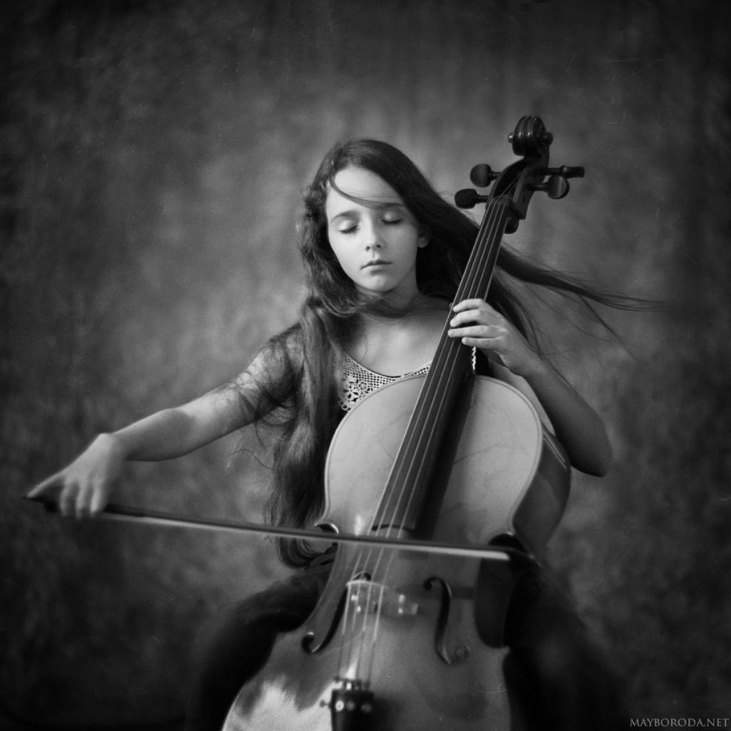Длинная скрипка. Виолончелистка Ariana arcu. Девушка с виолончелью.