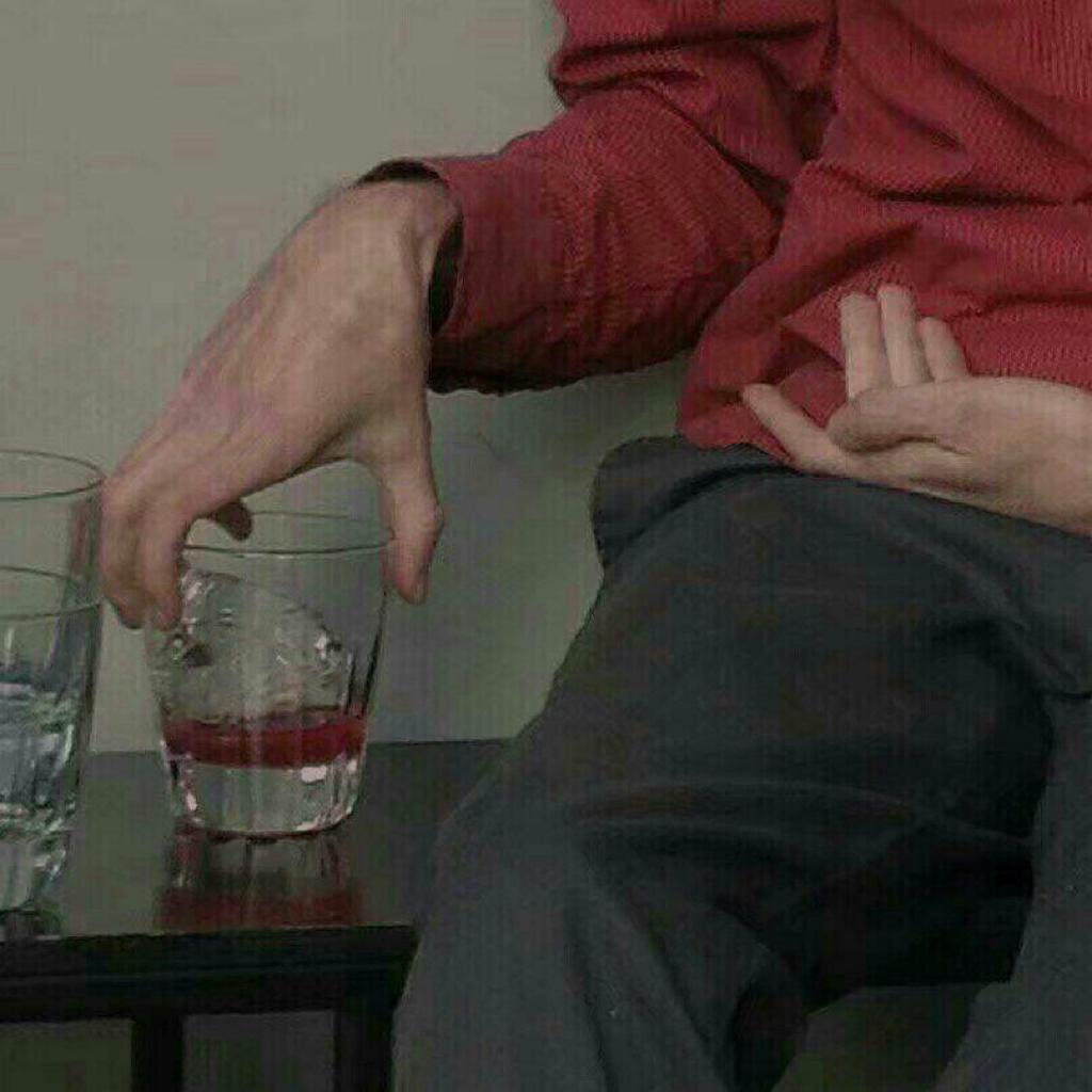 - 合并一堵墙的两间房。