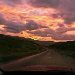 “用一首歌来赶走心里的不快乐”