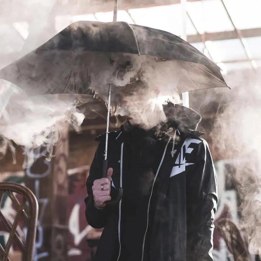 孤单的时候，只有烟和歌陪伴
