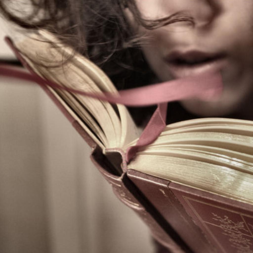 Читать между страниц. Фото героев книги любовь между строк. Перелистывание страниц книги. Чтение между строк. Умейте читать между строк.