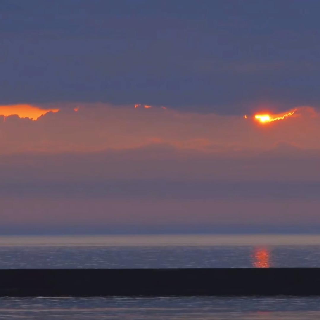 暮 与 日 与 云 与 海