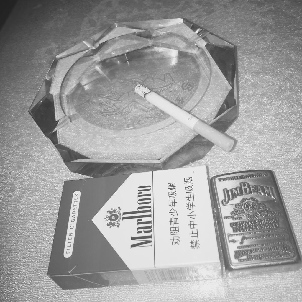 蓝色的Jack Daniels_红色的Marlboro