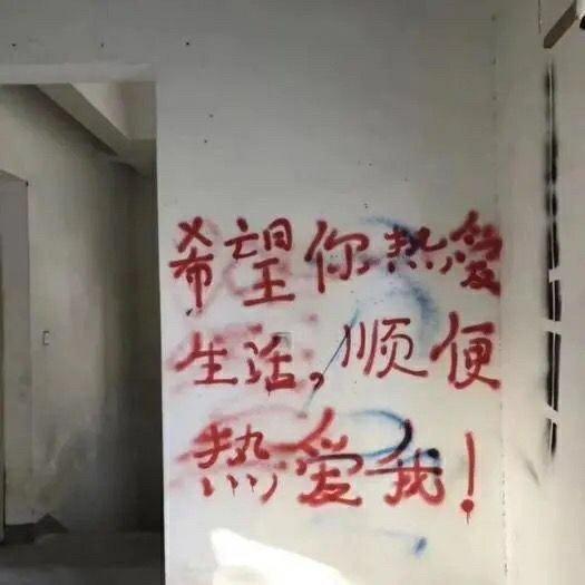 坐在巷口听民谣