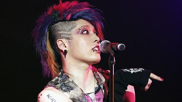 同时还有摇滚神团「x japan」已逝世的主唱兼吉他手hide .
