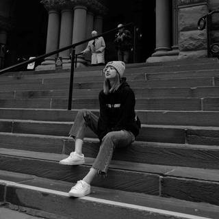 「韩」我仍然是一个人，写这半截的诗