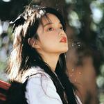 纵然伤心也别愁眉不展，总有一人会爱你笑容