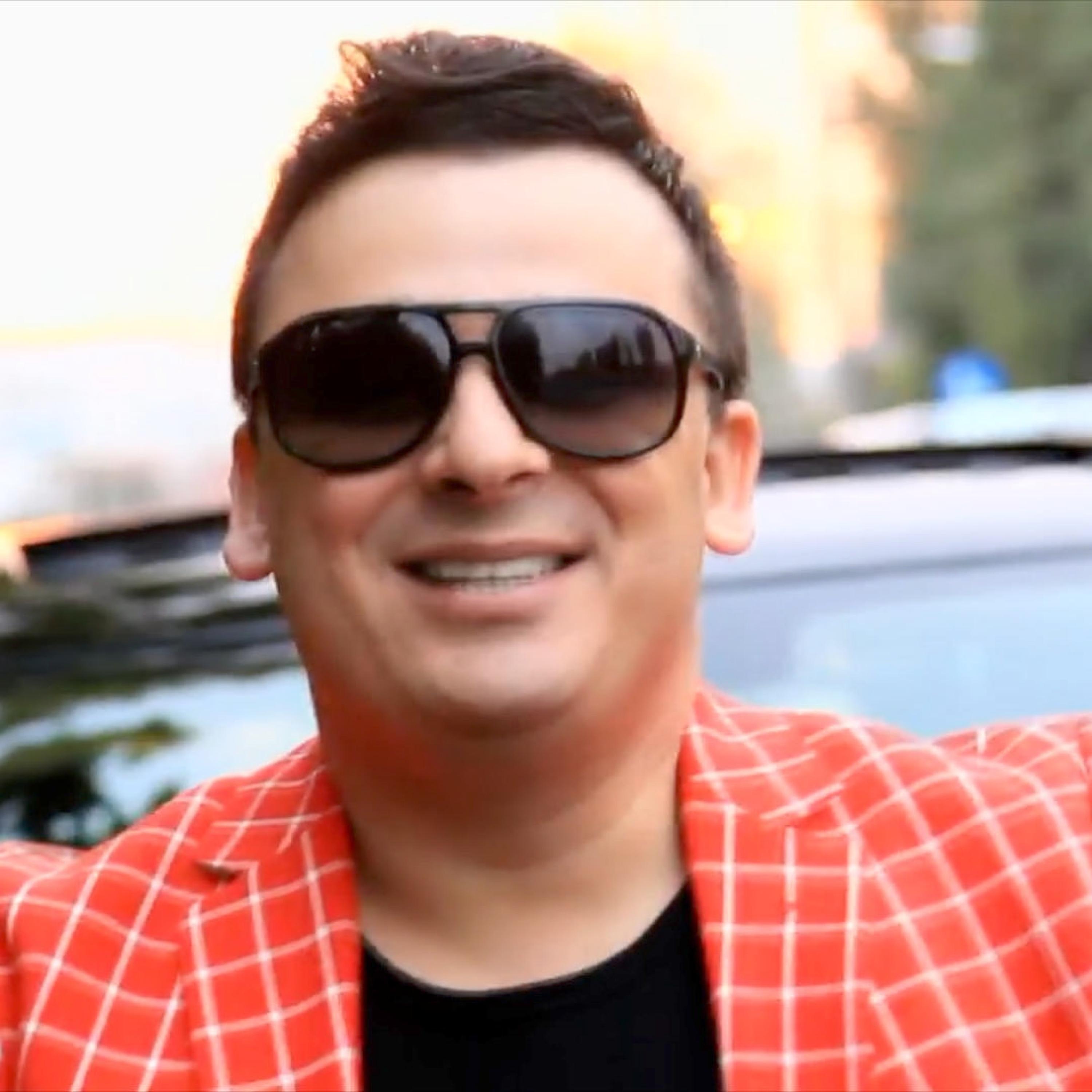 Fata Care Rade Din Orice