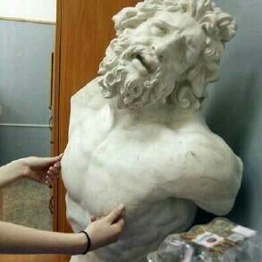狂暴的金属摇滚还有人嘶吼的那种