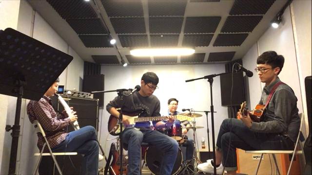 忙碌在病房,手术台和实验室里;难得的空闲,乐队成员便凑在一块儿,弹琴