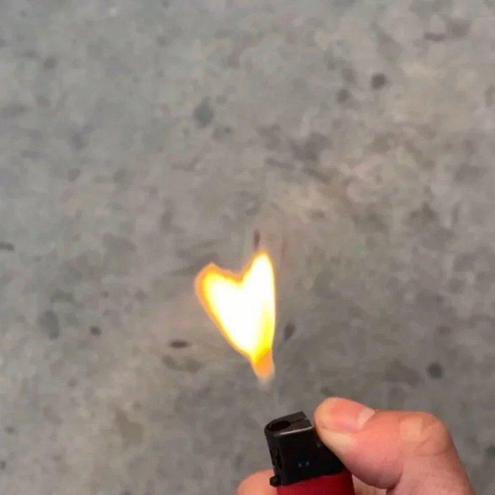 那女孩靠的太近了