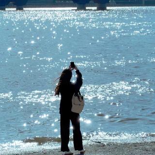 “那我们怎么联系？”—“梦里”