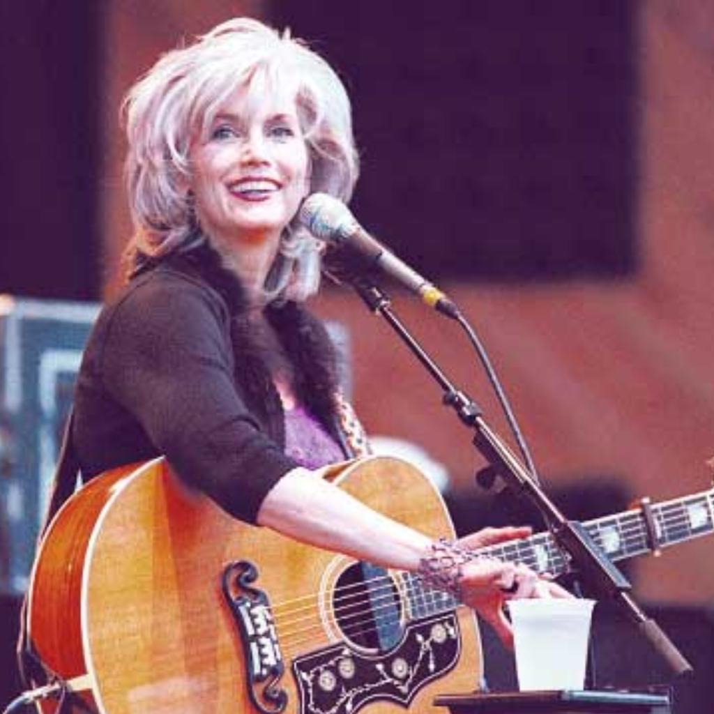 Emmylou Harris美国乡村民谣老牌女歌手
