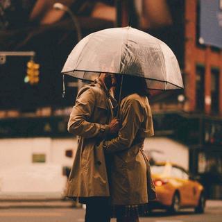 在倾盆大雨的街边与你热情拥吻