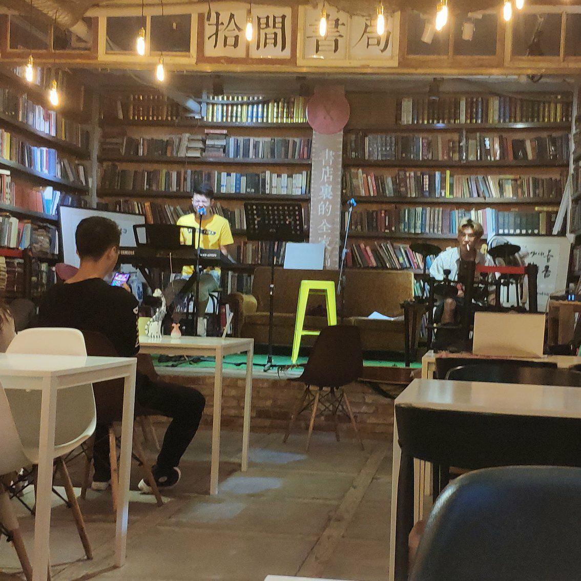 雨天咖啡馆，爵士慵懒猫