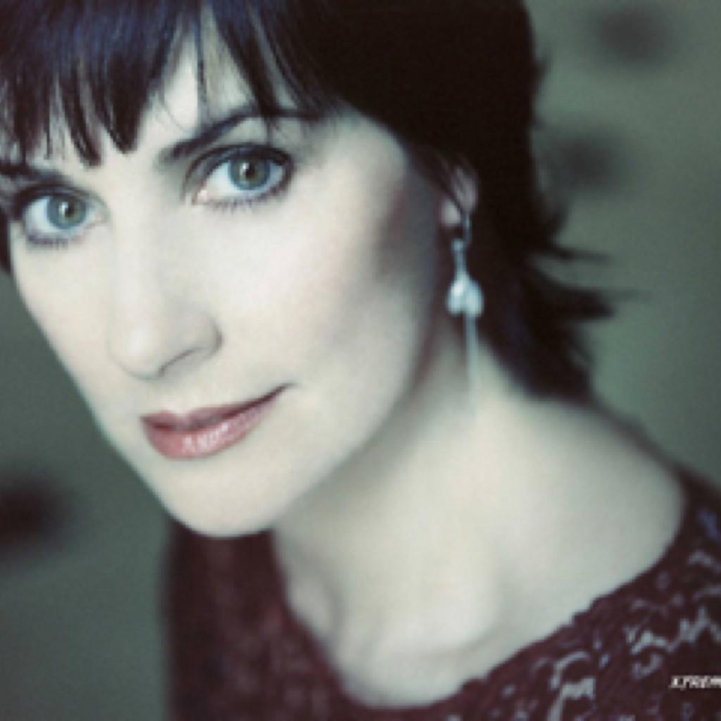 Enya only time. Эния. Эния Бреннан молодая. Эния Онли тайм. Эния 277.