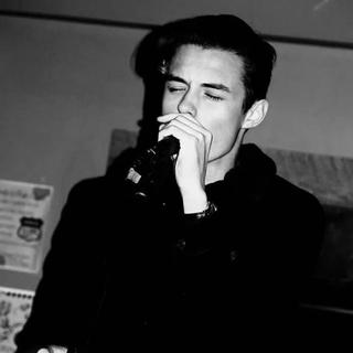 声音开到最大，逃避现实