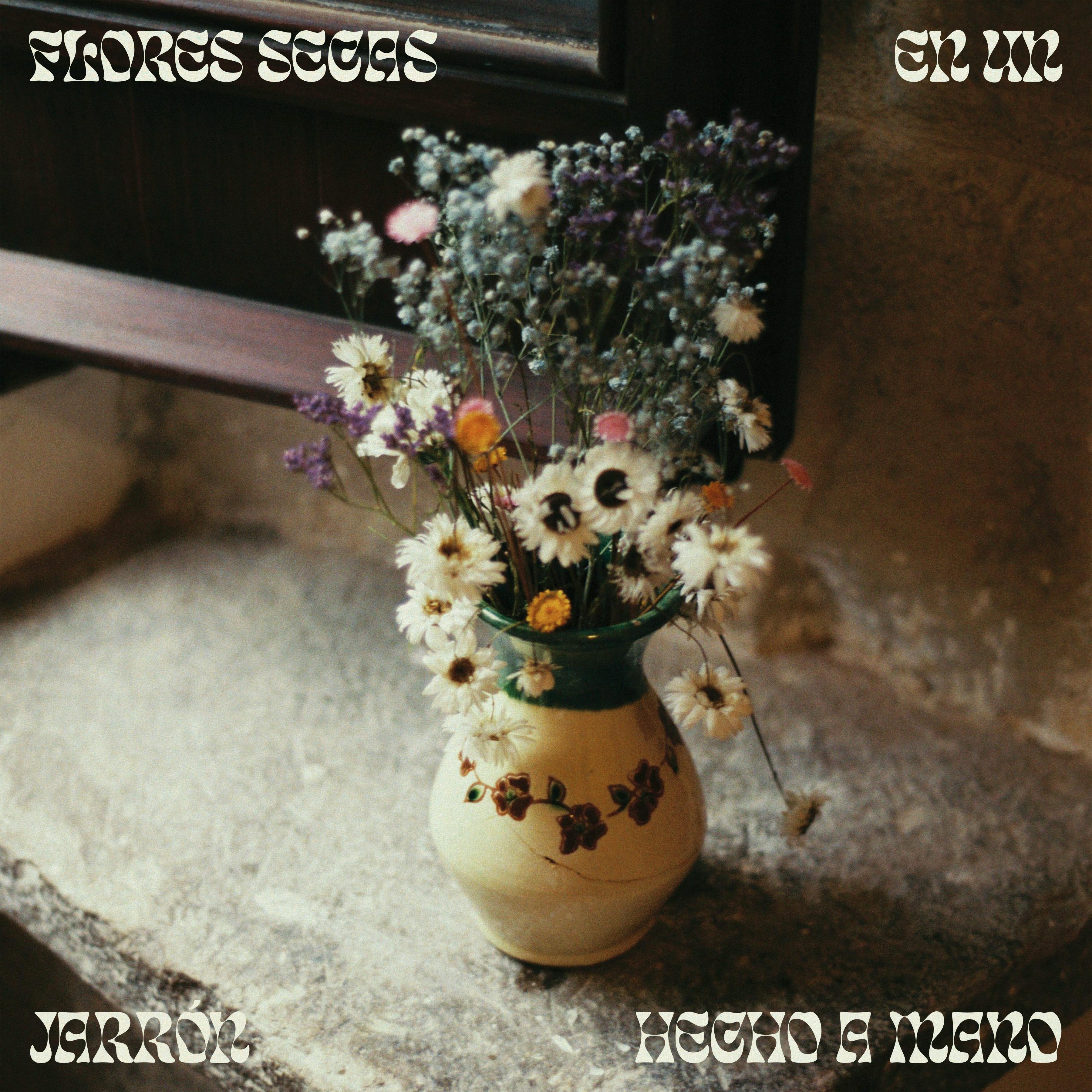 Flores secas en un jarrón hecho a mano