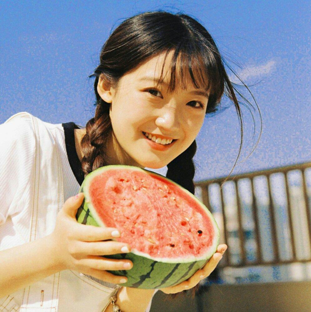 夏天是一首关于青春的诗，而你是主角