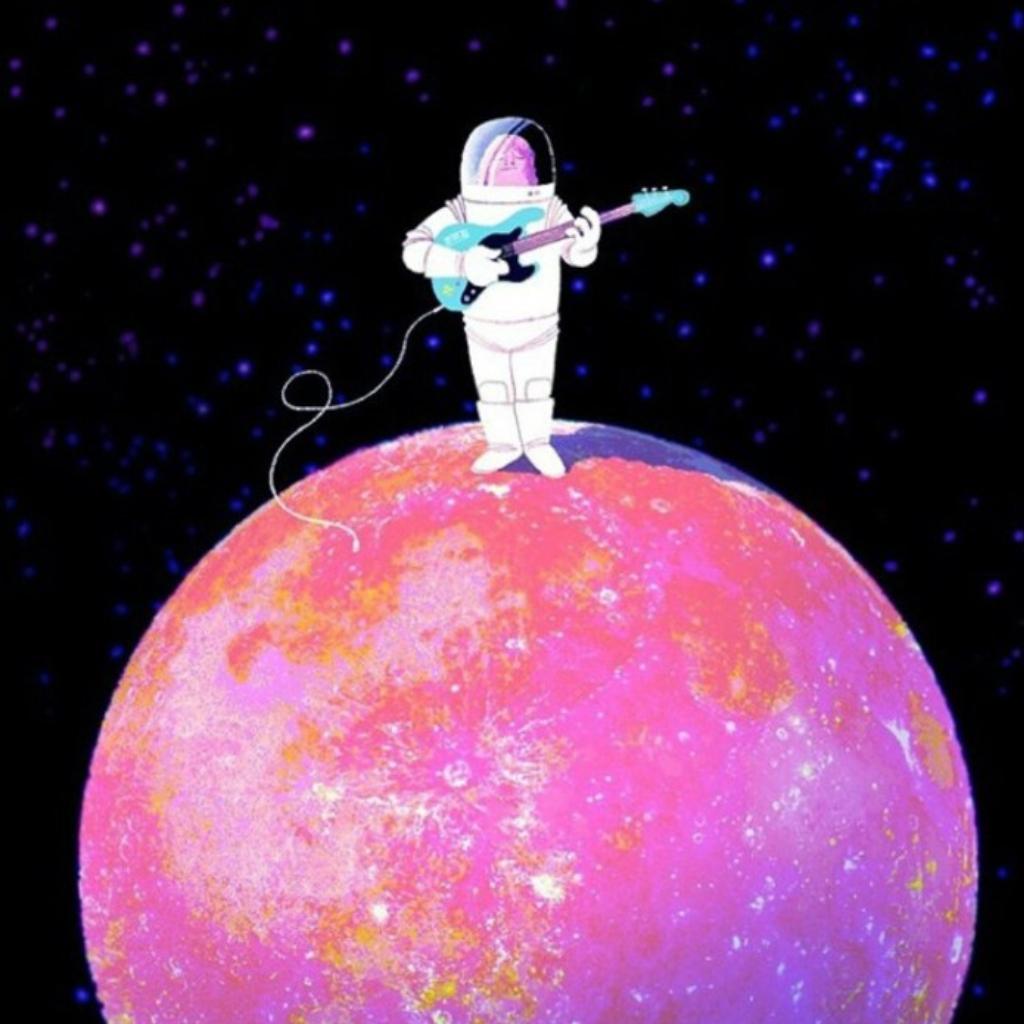 他在每晚的夜空中飞行