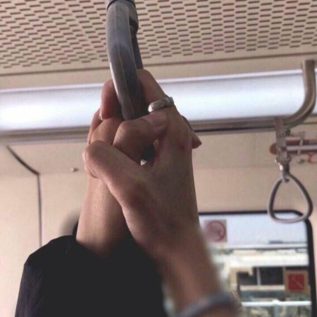 “把耳机分你一半”