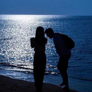 浪漫宿醉深蓝海底，耳边低呢轻轻爱意
