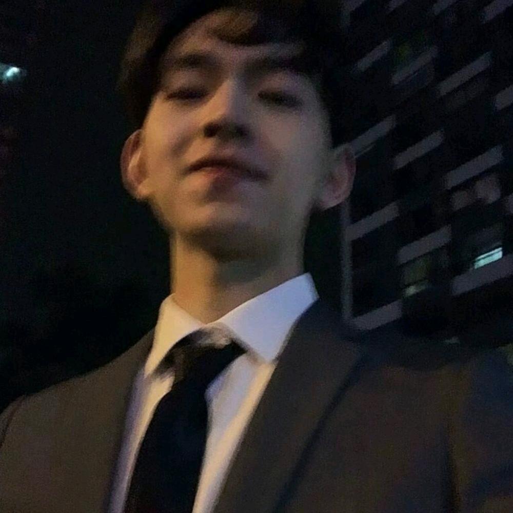我们的爱就像秋叶等不到花开.