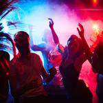 夜店人来疯：驱赶压力的狂声浪电