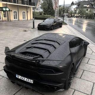 『蹦迪 车载 抖腿』车窗摇下，声音调到最大