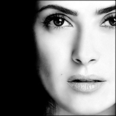 Quédate Aquí (con Salma Hayek)