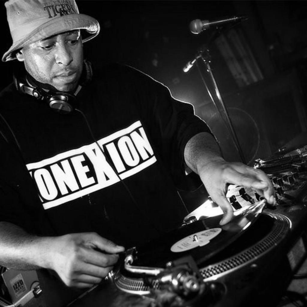Dj premier. Легендарные диджеи. DJ Premier фото. DJ Premier с вертушками
