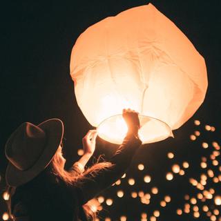 “岁月离失，淡了一季的温暖”