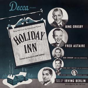 Happy Holiday - Bing Crosby (Karaoke Version) 带和声伴奏 （降5半音）