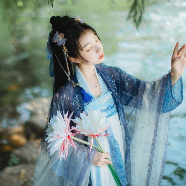 『避暑令』山光忽西落，池月渐东上