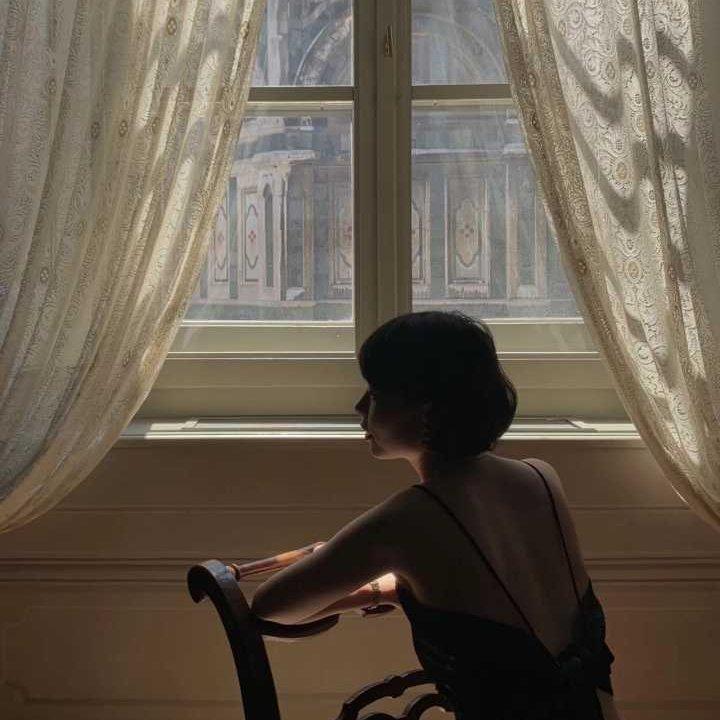 穿上法式复古裙的慵懒午后