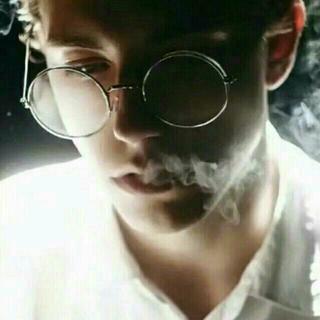 “星光眠于深夜，而你在我怀。”