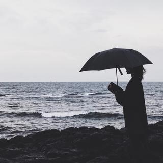你是我回不去的过去，也是我到不了的未来