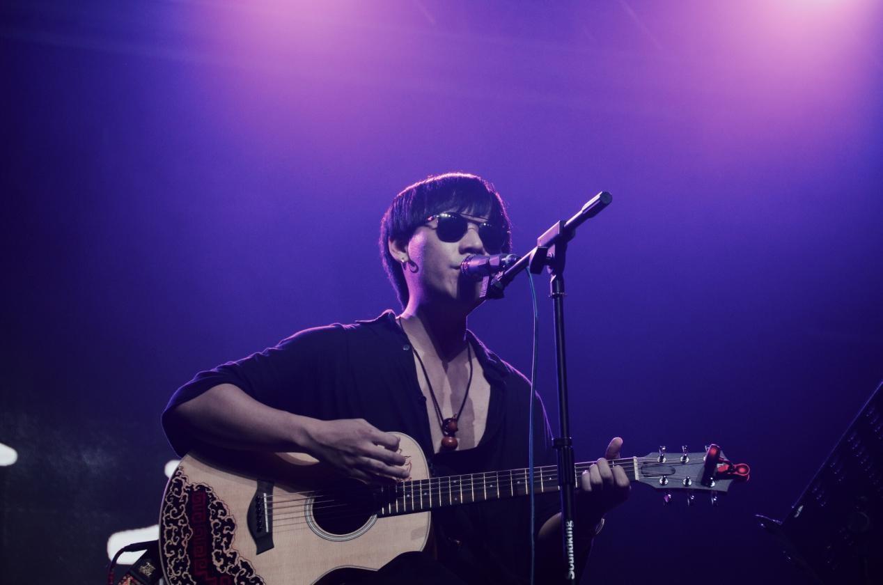 摄影师,做过好些年的话剧导演,而这几年,身上又多了独立音乐人的标签