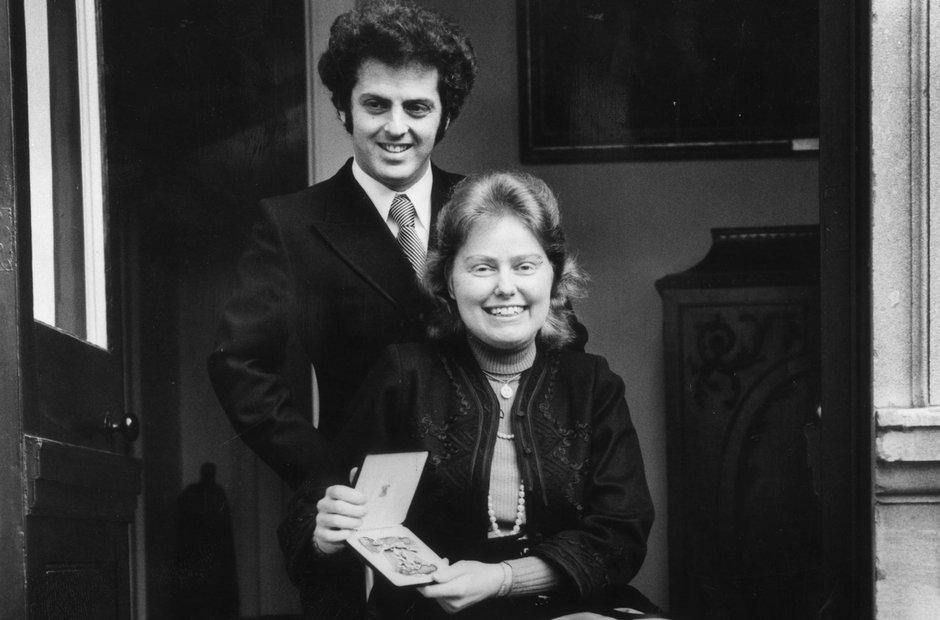 丈夫巴伦博伊姆在她病重期间,与一位俄裔法国女钢琴家在巴黎重组家庭.