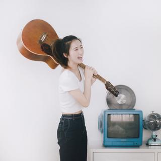 抱着吉他 弹唱一段过往时光