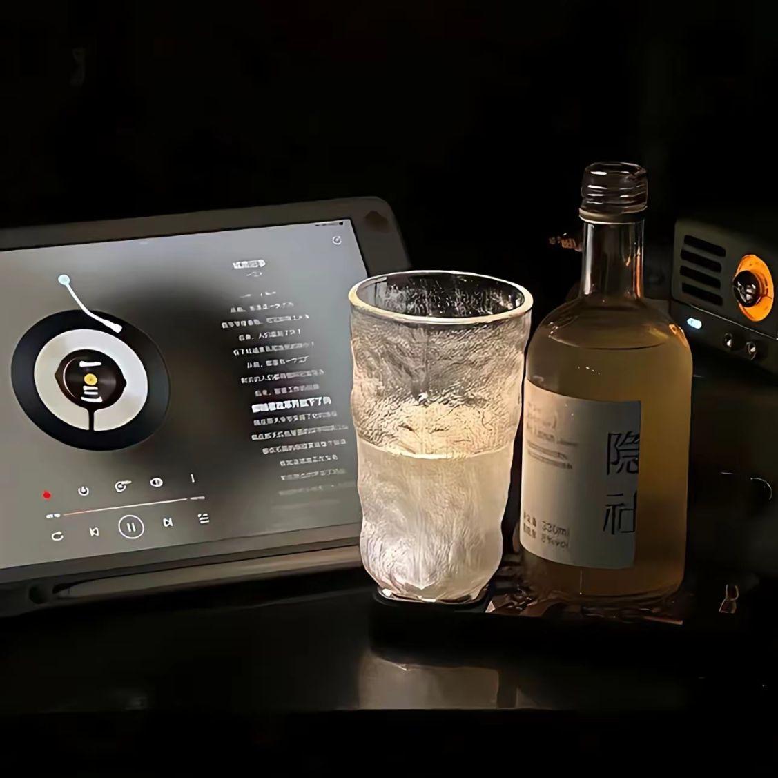 那边的草坡上On the grassy slope over there